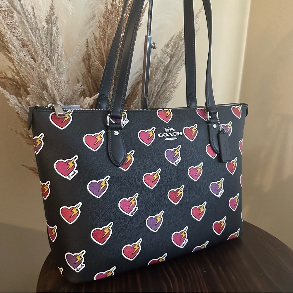 Coach Gallery Tote shoulder Bag With Heart Bolt Print - Picture 2 of 12